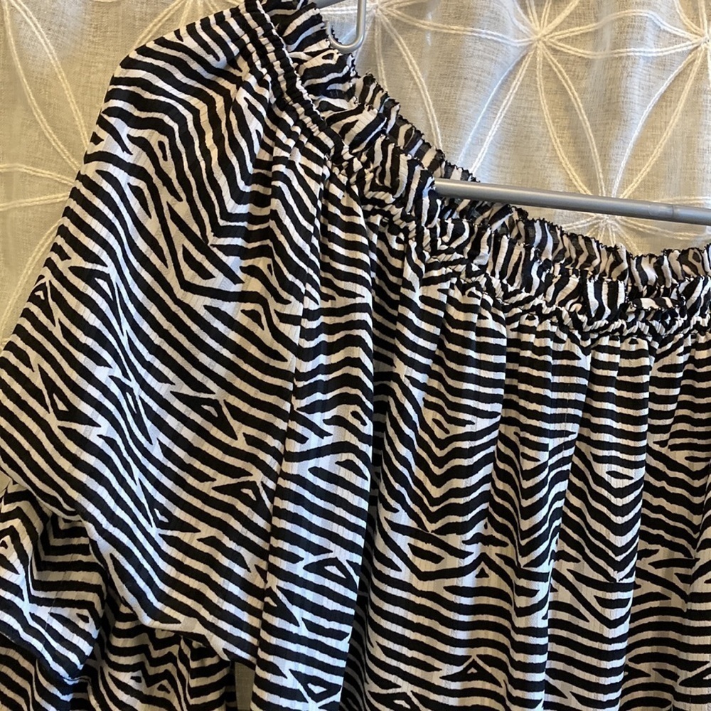WHBM Aztec Pattern Blouse - Picture 2 of 13